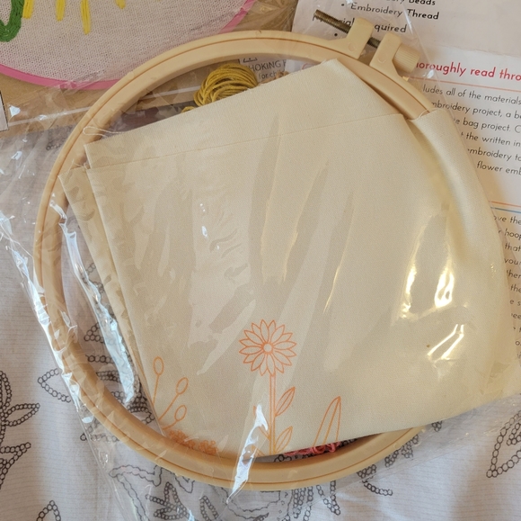 Two unused embroidery kits: Fun / Flowers - Picture 3 of 7